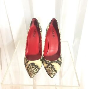 Guess Pumps.